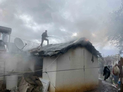 Antalya&rsquo;da alev alev yanan tek katlı ev k&uuml;le d&ouml;nd&uuml;

