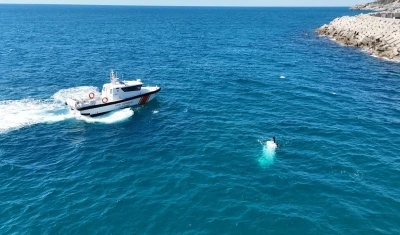 Antalya&rsquo;da balık&ccedil;ı teknesi battı: 3 kişi son anda denize atlayarak kurtuldu
