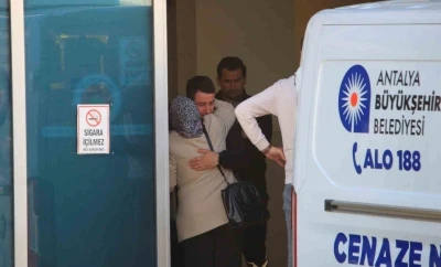 Antalya&rsquo;da bariyerlere &ccedil;arpan motosikletli hayatını kaybetti
