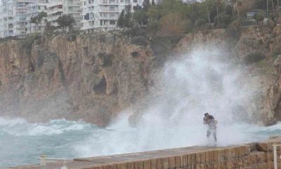 Antalya&rsquo;da &ccedil;atı u&ccedil;tu, aracın &uuml;zerine tabela devrildi, elektrik telleri koptu
