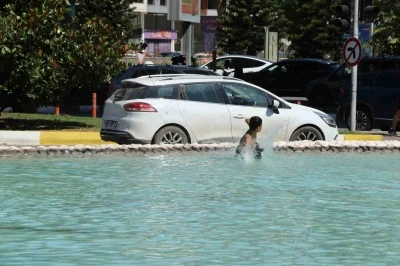 Antalya&rsquo;da &ccedil;ocuklar s&uuml;s havuzuna girerek serinledi
