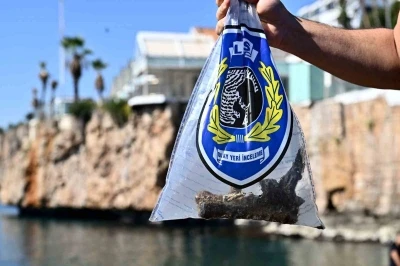 Antalya’da deniz dibinden oksitlenmiş tabanca ve 2 bisiklet çıktı
