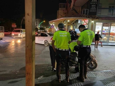 Antalya’da devrilen motosikletin sürücüsü ağır yaralandı: Kaza anı kamerada
