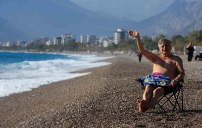 Antalya’da dün yağmur ve fırtına, bugün deniz keyfi

