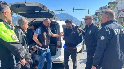 Antalya&rsquo;da ehliyetsiz s&uuml;r&uuml;c&uuml; ortalığı birbirine kattı: 357 bin lira ceza yedi
