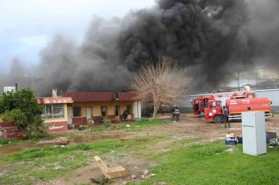 Antalya&rsquo;da ekmek fırını olarak kullanılan m&uuml;stakil yapı alev alev yandı
