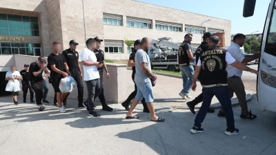 Antalya’da eş zamanlı operasyonlarda 236 aranan şahıs yakalandı
