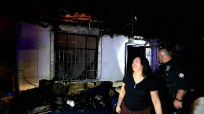 Antalya&rsquo;da gecekondu yangını: K&uuml;le d&ouml;nen evini g&ouml;r&uuml;nce g&ouml;zyaşlarına boğuldu
