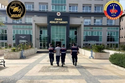 Antalya&rsquo;da hakkında 21 yılı aşkın hapis cezası bulunan h&uuml;k&uuml;ml&uuml; yakalandı

