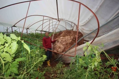 Antalya&rsquo;da heyelan evlerin duvarlarını &ccedil;atlattı, seralara dev kayalar d&uuml;şt&uuml;
