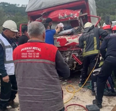 Antalya&rsquo;da iki kamyon &ccedil;arpıştı, sıkışan s&uuml;r&uuml;c&uuml;y&uuml; itfaiye kurtardı
