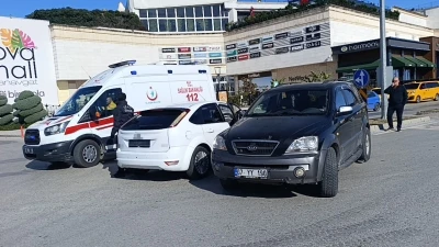 Antalya&rsquo;da iki otomobilin &ccedil;arpıştığı kazada aynı aileden 3 kişi yaralandı
