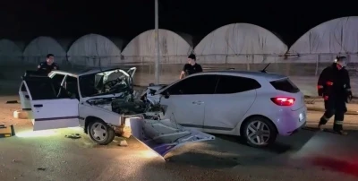 Antalya&rsquo;da iki otomobilin kafa kafaya &ccedil;arpıştığı kaza kamerada: 1 &ouml;l&uuml;
