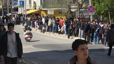 Antalya&rsquo;da indirimli ikinci el giyim mağazası a&ccedil;ılışı yoğun ilgi nedeniyle izdihama d&ouml;n&uuml;şt&uuml;
