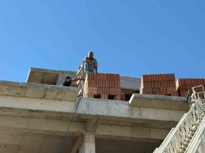 Antalya&rsquo;da inşaatta mahsur kalan ustayı itfaiye ekipleri kurtardı

