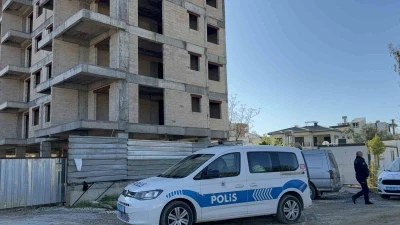 Antalya&rsquo;da inşaattın 5&rsquo;nci katından d&uuml;şen iş&ccedil;i yaralandı
