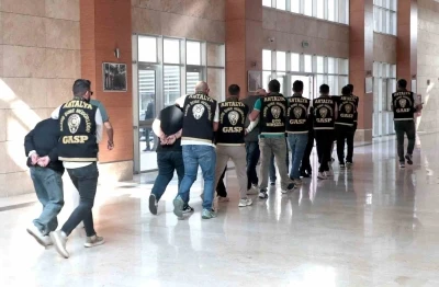 Antalya’da iş yerine zarar veren 10 şahıs tutuklandı
