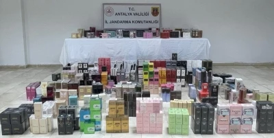 Antalya&rsquo;da jandarmadan ka&ccedil;ak parf&uuml;m operasyonu
