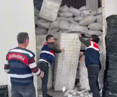 Antalya&rsquo;da ka&ccedil;ak kozmetik &uuml;retimi yapılan depoya baskın: 65 milyon liralık sahte &uuml;r&uuml;n ele ge&ccedil;irildi
