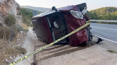 Antalya’da kamyonet yan yattı: 6 yaralı
