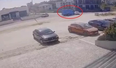 Antalya’da kargo aracıyla otomobil çarpıştı
