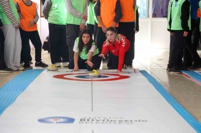 Antalya’da kız çocukları Floor Curling ile tanıştı
