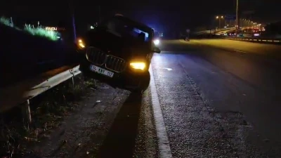 Antalya&rsquo;da kontrolden &ccedil;ıkan l&uuml;ks cip, bariyerlerin &uuml;zerinde asılı kaldı
