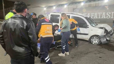 Antalya&rsquo;da kontrolden &ccedil;ıkan otomobil bariyerlere &ccedil;arptı: 3 yaralı
