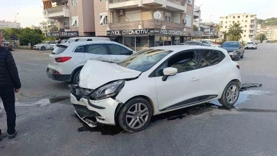 Antalya&rsquo;da kontrols&uuml;z kavşakta otomobiller &ccedil;arpıştı: 2 yaralı
