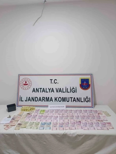 Antalya’da mahalle muhtarı kumar oynatırken yakalandı
