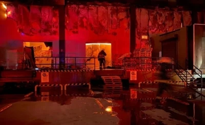 Antalya&rsquo;da market deposu alev alev yandı, temel gıda alanı k&uuml;le d&ouml;nd&uuml;
