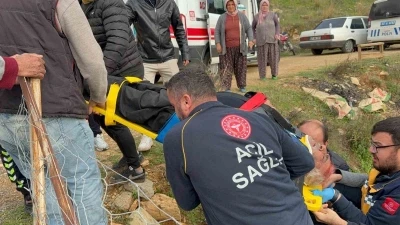 Antalya&rsquo;da motosiklet u&ccedil;uruma yuvarlandı: 2 yaralı
