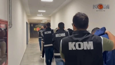 Antalya’da motosikletle gelip iş yerine kurşun yağdırdılar: O anlar kamerada
