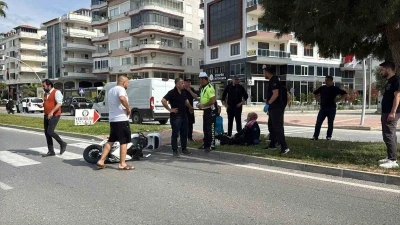 Antalya&rsquo;da motosikletler &ccedil;arpıştı: 3 yaralı
