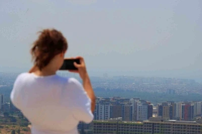 Antalya&rsquo;da nem y&uuml;zde 86&rsquo;lara ulaştı, kentin &uuml;zeri nem bulutları ile kaplandı
