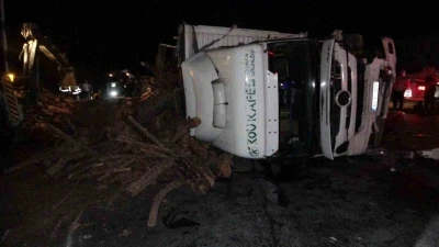 Antalya’da odun yüklü kamyon devrildi, trafik 3 saat durdu
