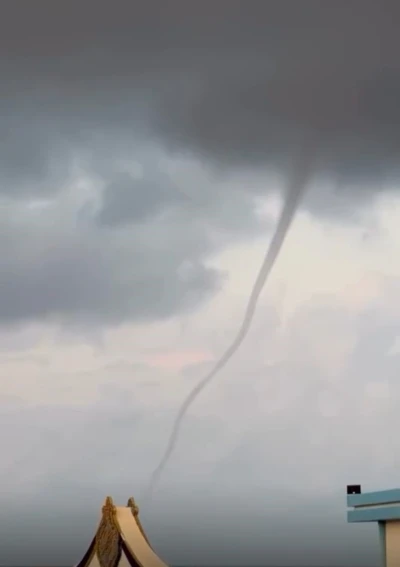 Antalya’da oluşan hortum kameraya yansıdı
