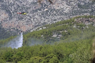Antalya&rsquo;da ormanlık alanda &ccedil;ıkan yangın b&uuml;y&uuml;meden kontrol altına alındı
