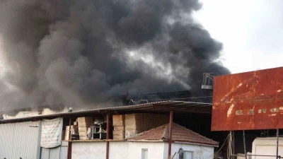 Antalya’da otel ekipmanları deposu alev alev yandı, çalışanlar gözyaşlarını tutamadı
