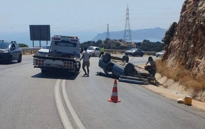 Antalya’da otomobil dağlık alana çarparak ters döndü: 2 yaralı
