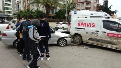 Antalya&rsquo;da otomobil ile hafif ticari kavşakta &ccedil;arpıştı: 3 yaralı
