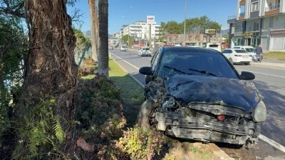 Antalya&rsquo;da otomobil ref&uuml;jdeki ağaca &ccedil;arptı: 2 yaralı
