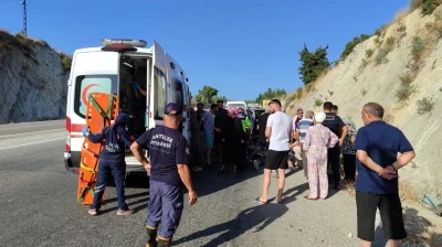 Antalya’da otomobil şarampole devrildi: 3 yaralı
