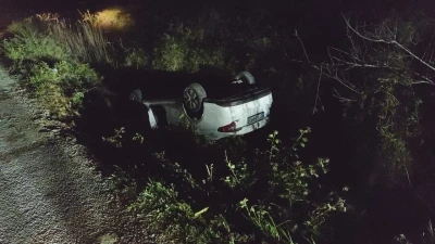 Antalya&rsquo;da otomobil sulama kanalına u&ccedil;tu, s&uuml;r&uuml;c&uuml;s&uuml; kayıplara karıştı
