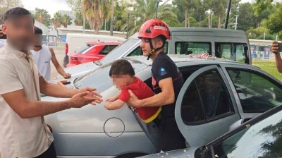 Antalya&rsquo;da otomobilde kilitli kalan &ccedil;ocuğu itfaiye kurtardı
