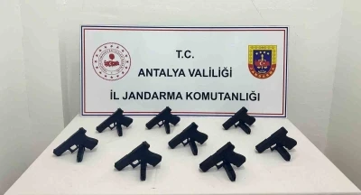 Antalya’da otomobilden 8 ruhsatsız tabanca çıktı
