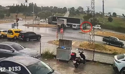 Antalya&rsquo;da otomobilin tır s&uuml;r&uuml;kleyip takla attırdığı anlar kamerada: 3 yaralı
