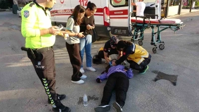 Antalya’da otomobille çarpışan motosikletin sürücüsü yola savrularak yaralandı
