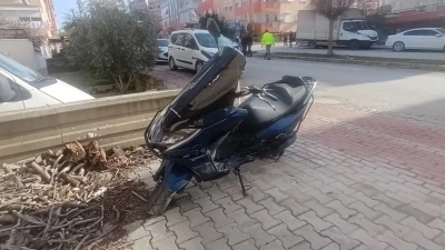 Antalya&rsquo;da otomobille motosiklet &ccedil;arpıştı: 1 yaralı
