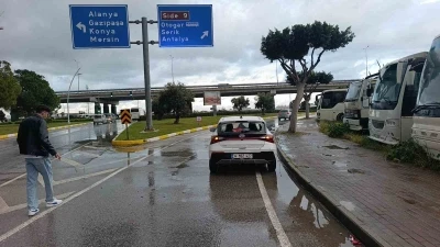 Antalya&rsquo;da otomobille motosiklet &ccedil;arpıştı: 2 yaralı
